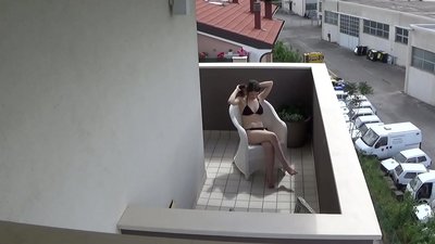जासूसी पर मेरे युवा रूममेट मैस्टर्बेटिंग पर के बाल्कनी